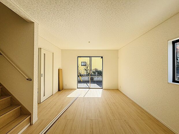 家族や友人、両親、親戚とこれから沢山の時間を紡ぐのだろう。そこを彩るのは窓から見える青い空、心地よい緑。そんなイメージが膨らむリビングスペース。