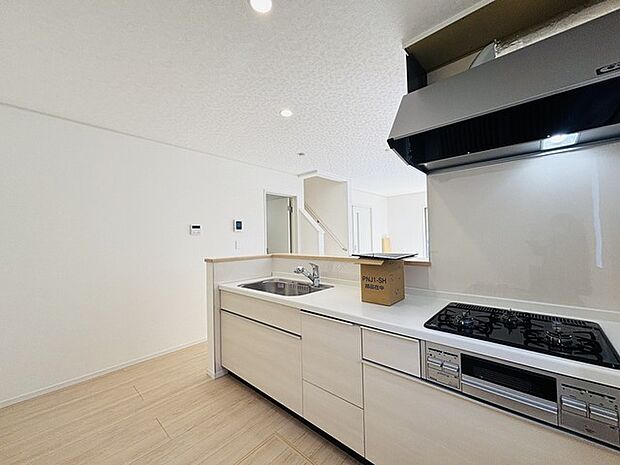 リビングにいる家族の顔が見渡せるカウンターキッチン。お料理もより一層おいしく、楽しく。食器棚を背面に設置しても十分な広さを確保しています。