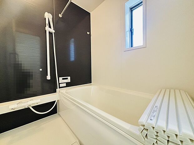 落ち着いた色味の浴室で1日の疲れをゆっくりと癒してください。