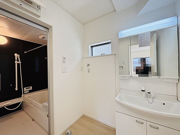 お出かけ前の身だしなみに一歩差がつく三面鏡。ミラー裏にはたっぷり収納もございます。