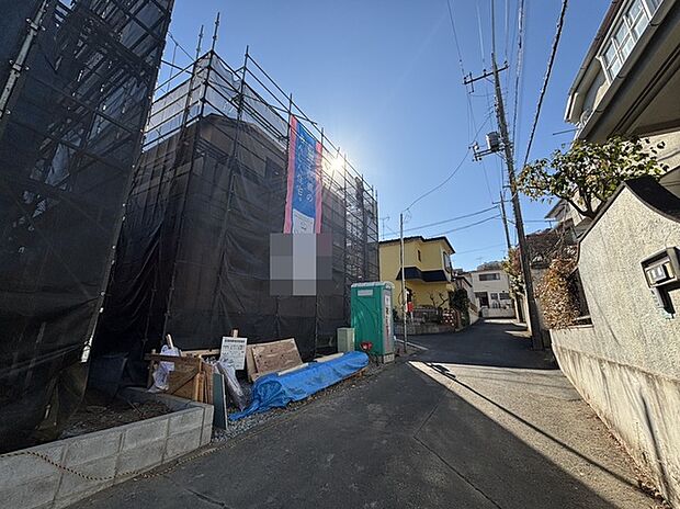 戸建てが立ち並ぶ静かな住宅街。四季折々の移り変わりを感じながら自然と楽しみ、暮らす、そんな毎日を日々の中で感じられる住環境 