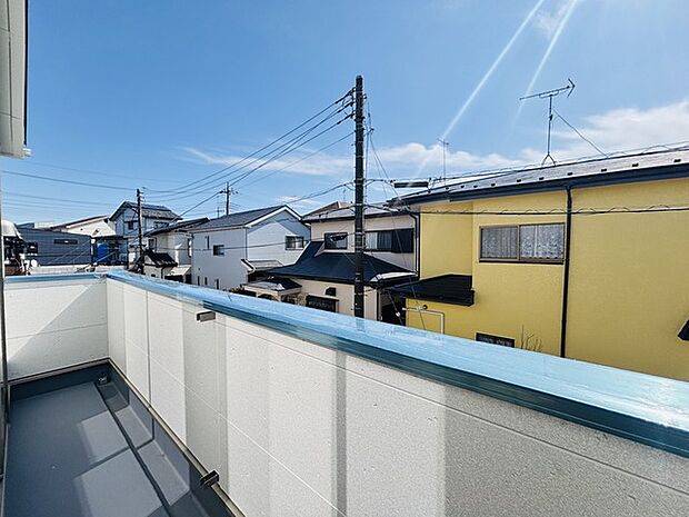 広めのバルコニーは風通しも良くお洗濯物もしっかりと干すことができます!