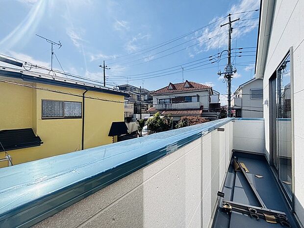 陽ざしが差込む明るいバルコニー。奥行きのあるバルコニーはお洗濯時に助かります。