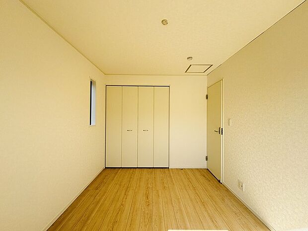 どんな家具にでも相性が良い清潔感ある白色調のクロスを採用。主張しすぎない配色、耐久性にも優れた床材は日々のメンテナンスも楽に、快適に過ごして頂けるよう考えられています。