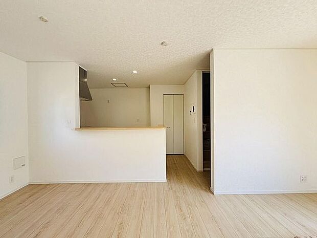 家族団欒のリビング。陽光差し込む食卓には家族の会話とスマイルが溢れます。いつまでもここで食卓を囲みたくなる、そう感じさせてくれるスペース。