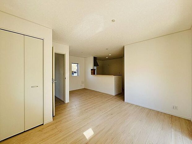 家族の集うリビングには色々な方向から光が差し込む設計に。家族のコミュニケーションが弾むスポットだから明るい雰囲気であってほしい。