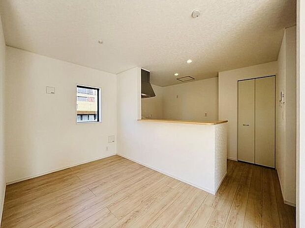 家族団欒のリビング。陽光差し込む食卓には家族の会話とスマイルが溢れます。いつまでもここで食卓を囲みたくなる、そう感じさせてくれるスペース。