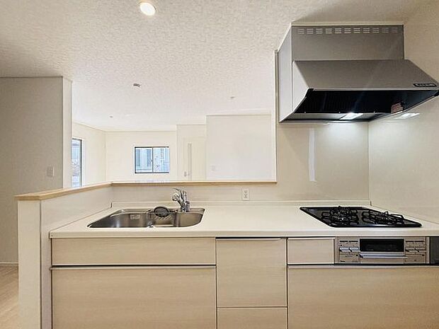 お洒落な小物を置く、心安らぐ観葉植物を飾ってみる。もしくはパソコンを置いてみる。色々な用途に使えそうなリビングのカウンタースペース