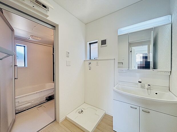 ゆとりの洗面スペースで朝の身支度もスムーズに行えます。