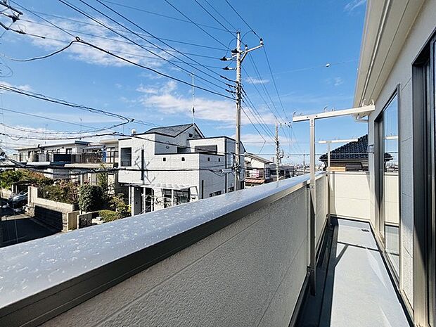 広めのバルコニーは風通しも良くお洗濯物もしっかりと干すことができます!