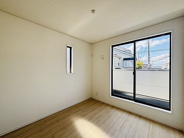 どんな家具にでも相性が良い清潔感ある白色調のクロスを採用。主張しすぎない配色、耐久性にも優れた床材は日々のメンテナンスも楽に、快適に過ごして頂けるよう考えられています。