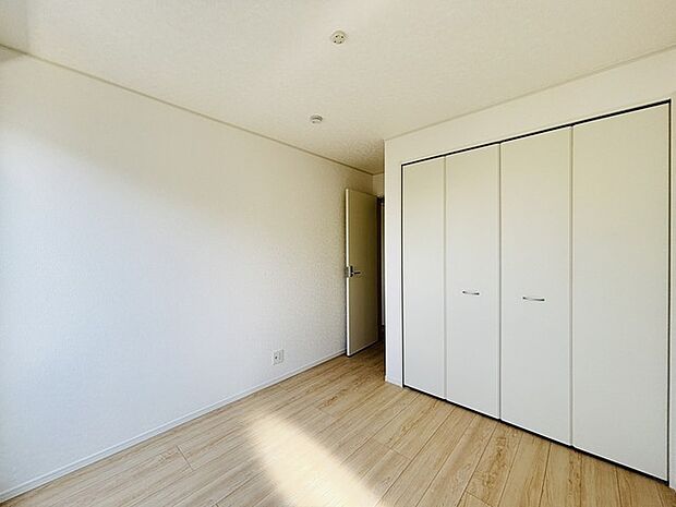 広々収納で、仕事着、普段着をまとめて収納できます。