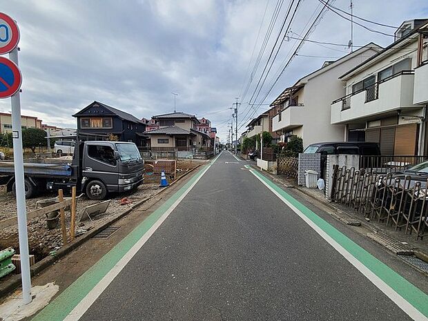 戸建てが立ち並ぶ静かな住宅街。四季折々の移り変わりを感じながら自然と楽しみ、暮らす、そんな毎日を日々の中で感じられる住環境 
