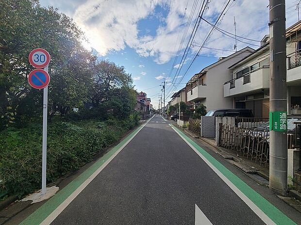 戸建てが立ち並ぶ静かな住宅街。四季折々の移り変わりを感じながら自然と楽しみ、暮らす、そんな毎日を日々の中で感じられる住環境 