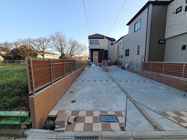 セカンドカーや来客時にも便利なカースペース2台分ございます。