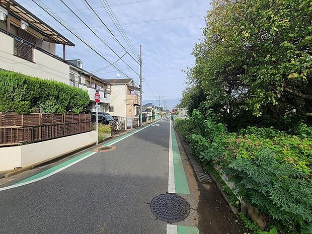 戸建てが立ち並ぶ静かな住宅街。四季折々の移り変わりを感じながら自然と楽しみ、暮らす、そんな毎日を日々の中で感じられる住環境
