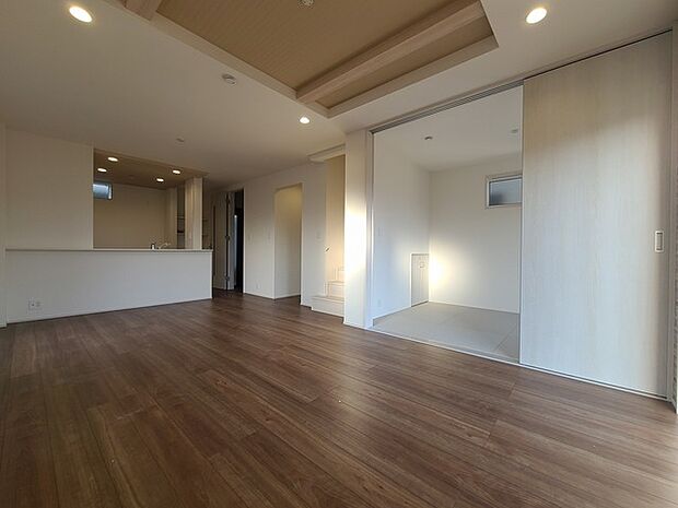 夕食の時間。家族、友人、両親、親戚との会話がより料理を美味しくしてくれる。あっという間に時間が過ぎてしまう居心地の良さは、普段はほっとする空間としてここにあります。