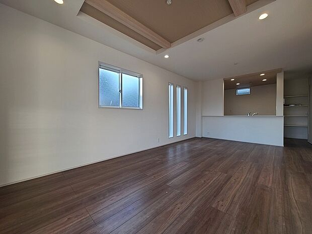 家族団欒のリビング。陽光差し込む食卓には家族の会話とスマイルが溢れます。いつまでもここで食卓を囲みたくなる、そう感じさせてくれるスペース。