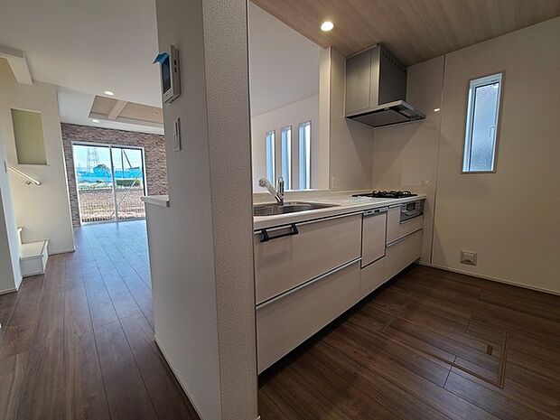 リビングにいる家族の顔が見渡せるカウンターキッチン。お料理もより一層おいしく、楽しく。食器棚を背面に設置しても十分な広さを確保しています。