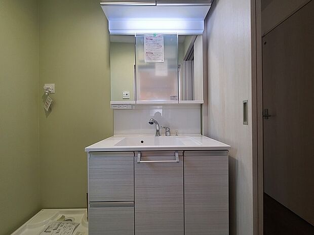 お出かけ前の身だしなみに一歩差がつく三面鏡。ミラー裏にはたっぷり収納もございます。