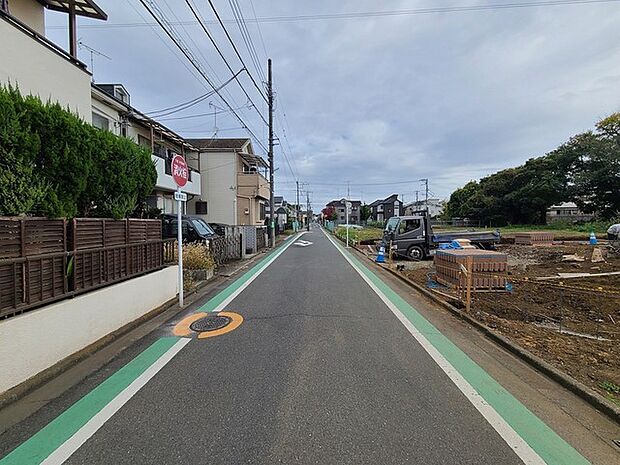 戸建てが立ち並ぶ静かな住宅街。四季折々の移り変わりを感じながら自然と楽しみ、暮らす、そんな毎日を日々の中で感じられる住環境 