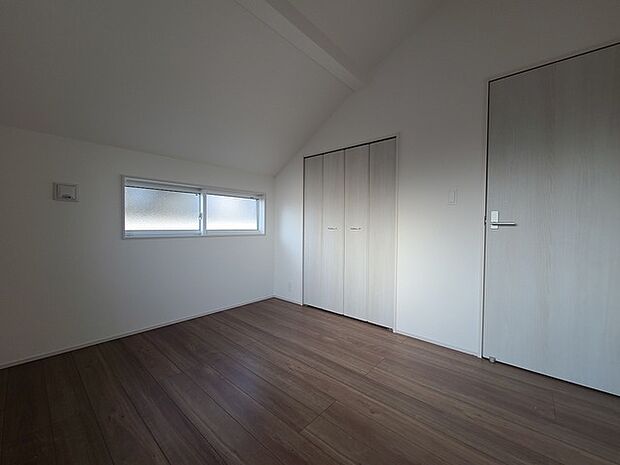 どんな家具にでも相性が良い清潔感ある白色調のクロスを採用。主張しすぎない配色、耐久性にも優れた床材は日々のメンテナンスも楽に、快適に過ごして頂けるよう考えられています。