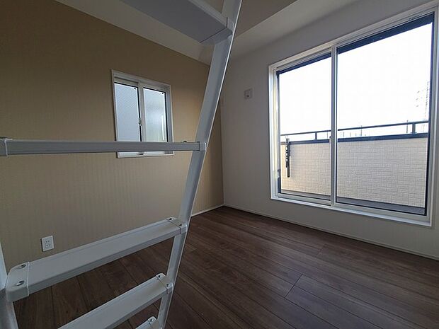 吹抜けの空間を意識した上部にロフトのある間取り。スタイリッシュかつ収納も豊富で長く機能的に住める家を目指して。