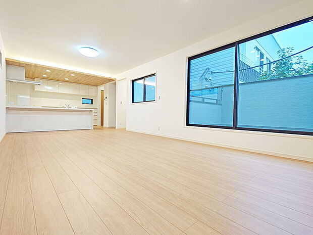 大きな開口部から明るい光が差し込むリビング。日中の室内の明るさがこの部屋の魅力です。 