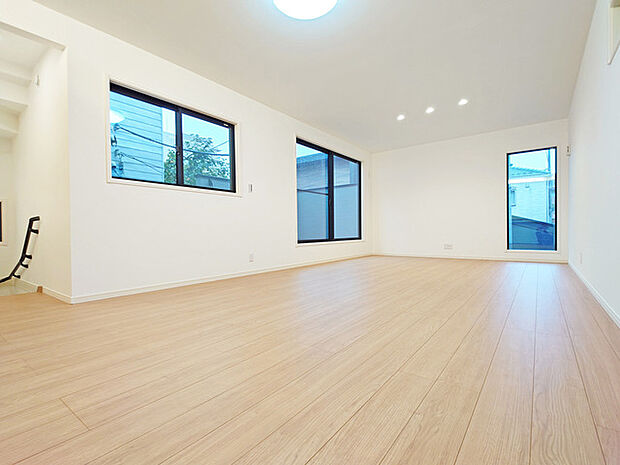 家族の集うリビングには色々な方向から光が差し込む設計に。家族のコミュニケーションが弾むスポットだから明るい雰囲気であってほしい。 