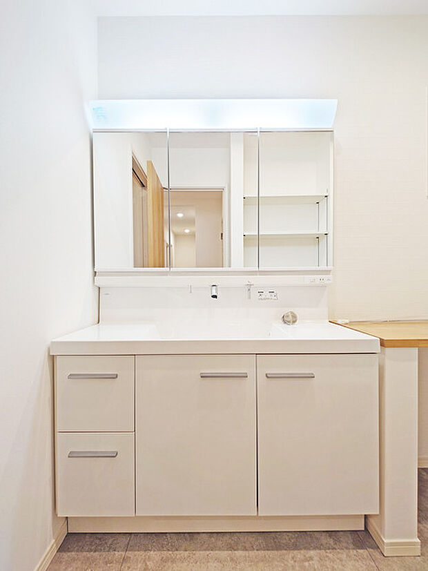 お出かけ前の身だしなみに一歩差がつく三面鏡。ミラー裏にはたっぷり収納もございます。 