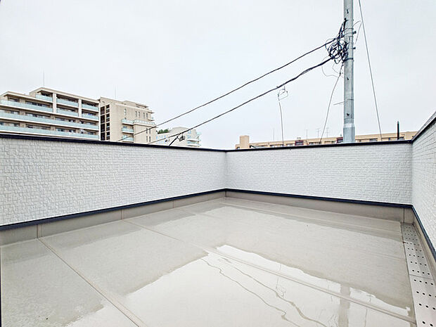 広々としたルーフバルコニー。