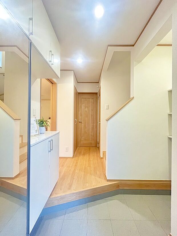 お宅の顔となる明るく開放的な玄関。ご家族皆様様の靴を収納できるスペースと全身鏡があり、お出掛け前に身だしなみチェックもできます。 