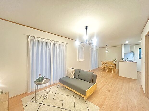 夕食の時間。家族、友人、両親、親戚との会話がより料理を美味しくしてくれる。あっという間に時間が過ぎてしまう居心地の良さは、普段はほっとする空間としてここにあります。 