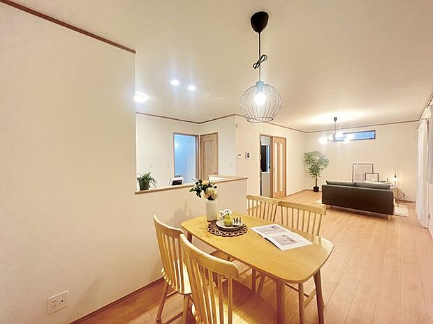 家族が一番集まる場所だから広々としつつも素敵な空間であって欲しい。皆がくつろぐリビングからキッチンまでが一つに繋がる空間。 