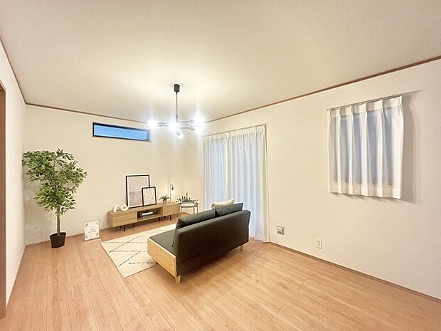 家族や友人、両親、親戚とこれから沢山の時間を紡ぐのだろう。そこを彩るのは窓から見える青い空、心地よい緑。そんなイメージが膨らむリビングスペース。 