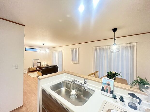 家族の集うリビングには色々な方向から光が差し込む設計に。家族のコミュニケーションが弾むスポットだから明るい雰囲気であってほしい。 