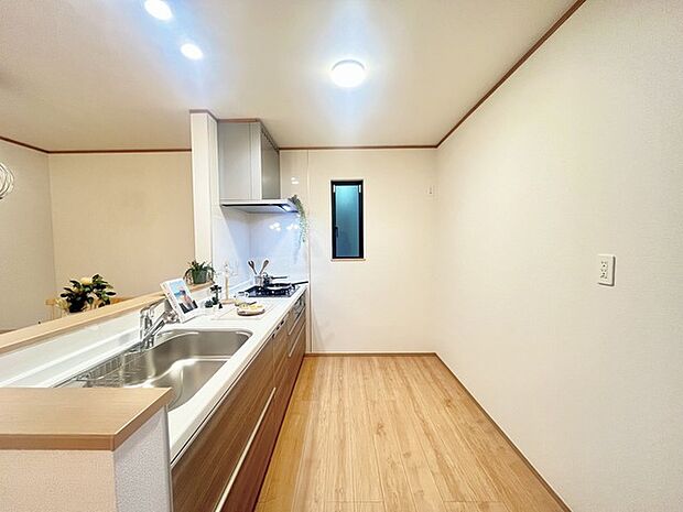 リビングにいる家族の顔が見渡せるカウンターキッチン。お料理もより一層おいしく、楽しく。食器棚を背面に設置しても十分な広さを確保しています。 