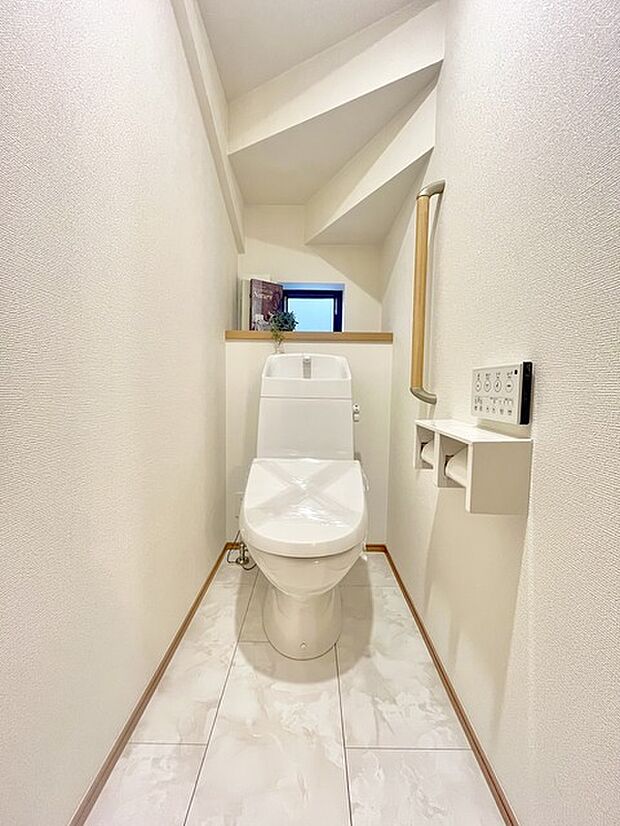 ウォシュレット機能付きのトイレ。換気のしやすい窓付きで、収納もあり実用性も兼ね備えた造り。 