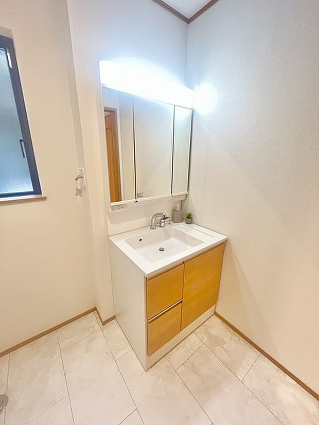 使い勝手の良い洗面台、窓があることで換気もしやすく清潔感のある空間を保てます。 