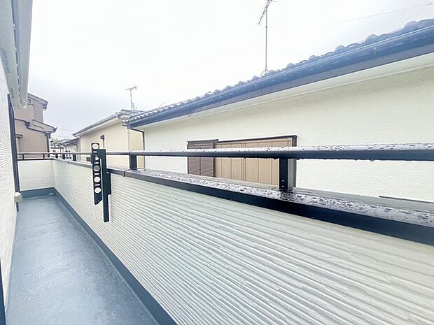 南側のお部屋から出入りできる、奥行きのあるワイドバルコニー。心地よい陽射しと暖かな風を楽しむことが出来ます。 