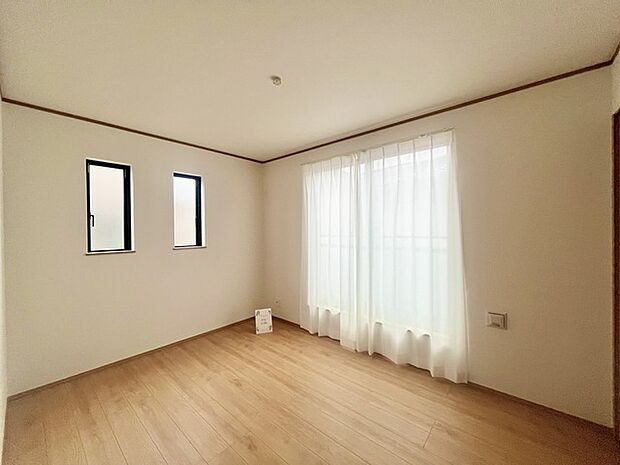 バルコニーに面した6帖の洋室。開口部からは優しい陽光が差し込み心地よい風が通り抜けます。 