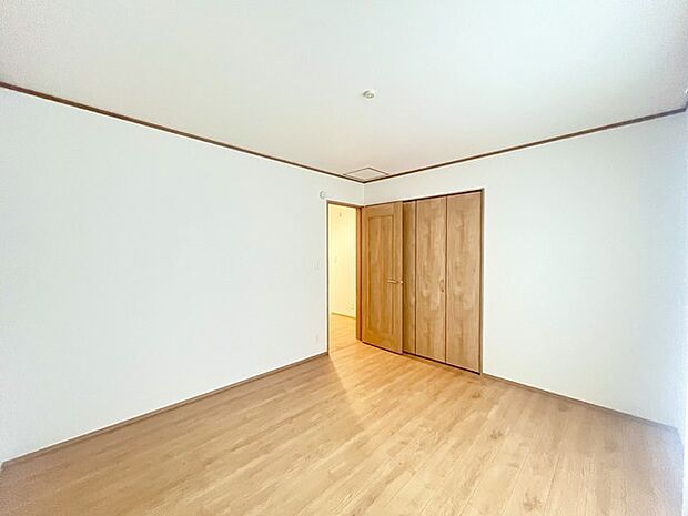 大きな開口部から明るい光が差し込む、日中の室内の明るさがこの部屋の魅力です。 