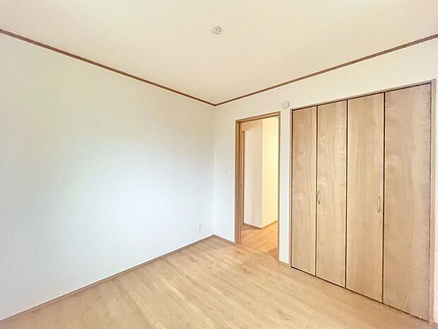 広々収納で、仕事着、普段着をまとめて収納できます。 