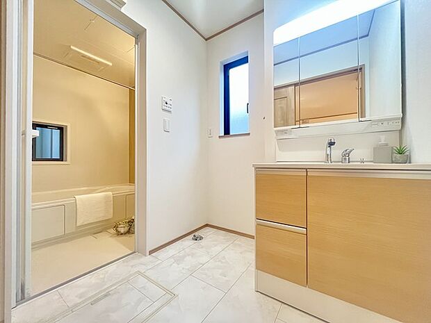 ゆとりの洗面スペースで朝の身支度もスムーズに行えます。 