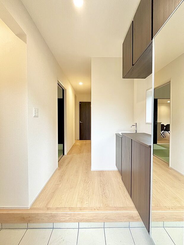 お宅の顔となる明るく開放的な玄関。ご家族皆様様の靴を収納できるスペースと全身鏡があり、お出掛け前に身だしなみチェックもできます。 