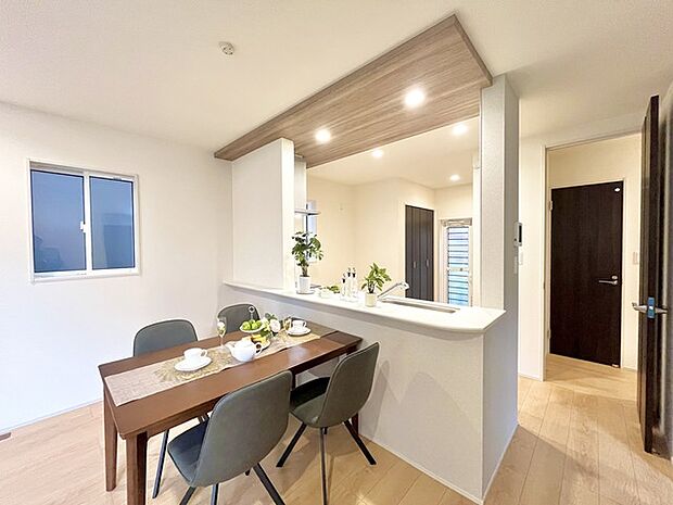 家族の集うリビングには色々な方向から光が差し込む設計に。家族のコミュニケーションが弾むスポットだから明るい雰囲気であってほしい。 