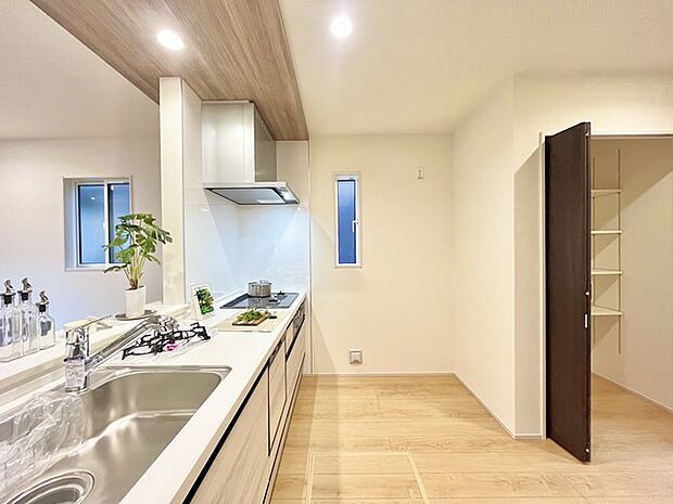 家族が一番集まる場所だから広々としつつも素敵な空間であって欲しい。皆がくつろぐリビングからキッチンまでが一つに繋がる空間。 