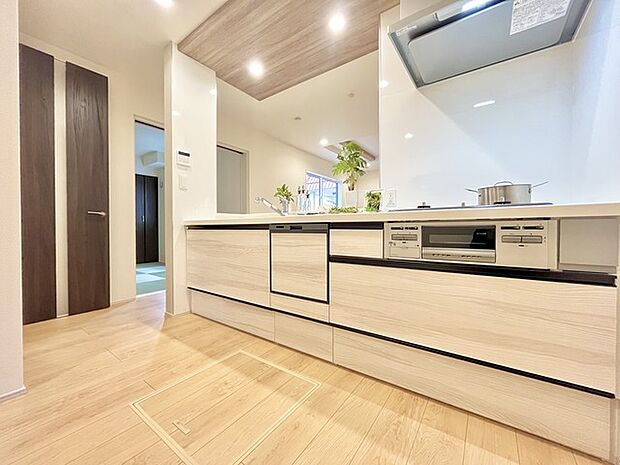 リビングにいる家族の顔が見渡せるカウンターキッチン。お料理もより一層おいしく、楽しく。食器棚を背面に設置しても十分な広さを確保しています。 