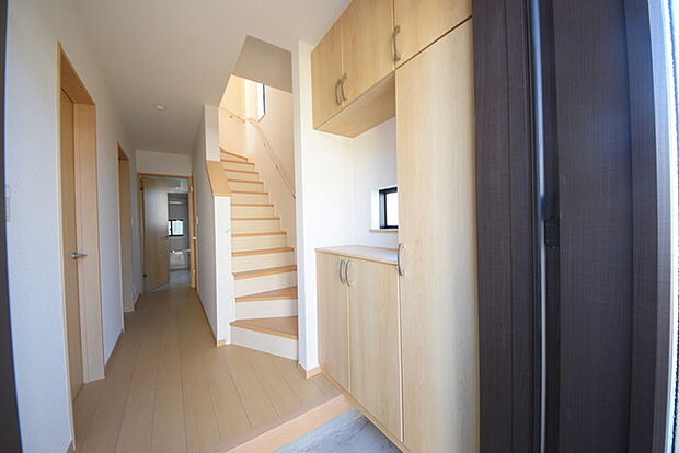 明るく開放的な玄関、靴の脱ぎ履きもしやすく、収納も豊富でご家族皆様の靴をスッキリ収納できます。