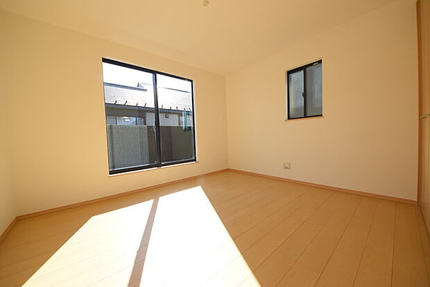 今からここを誰のお部屋にしようか、そんな洋室。大きさは7帖です。